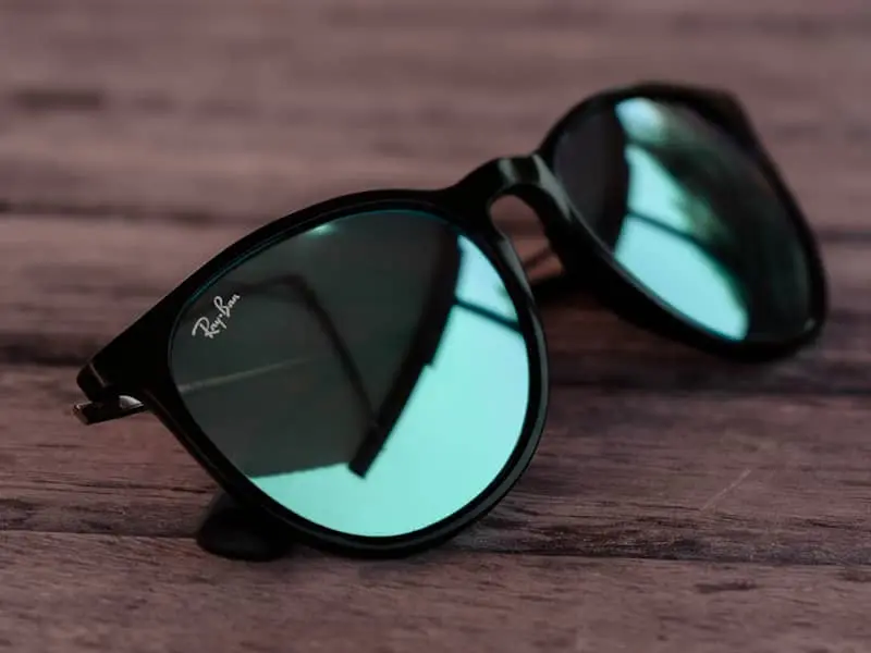 Schwarze Ray-Ban-Sonnenbrille mit verspiegelten Gläsern